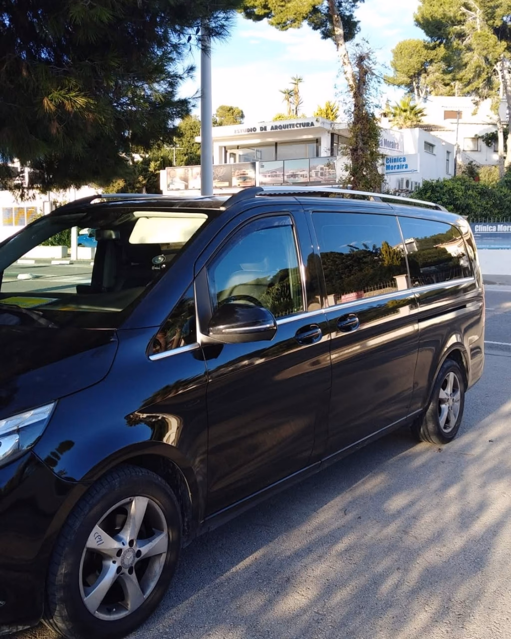 Does beniconnect offer a transfer service from Alicante Airport to Moraira?