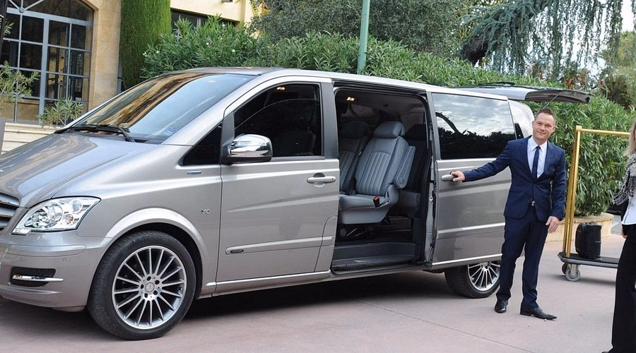 Which bus goes to Narborough Road in Leicester?