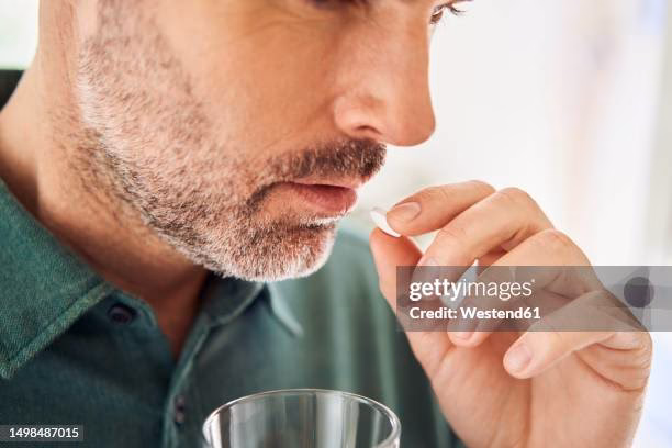 Which hand did the driver take the poison pill with?