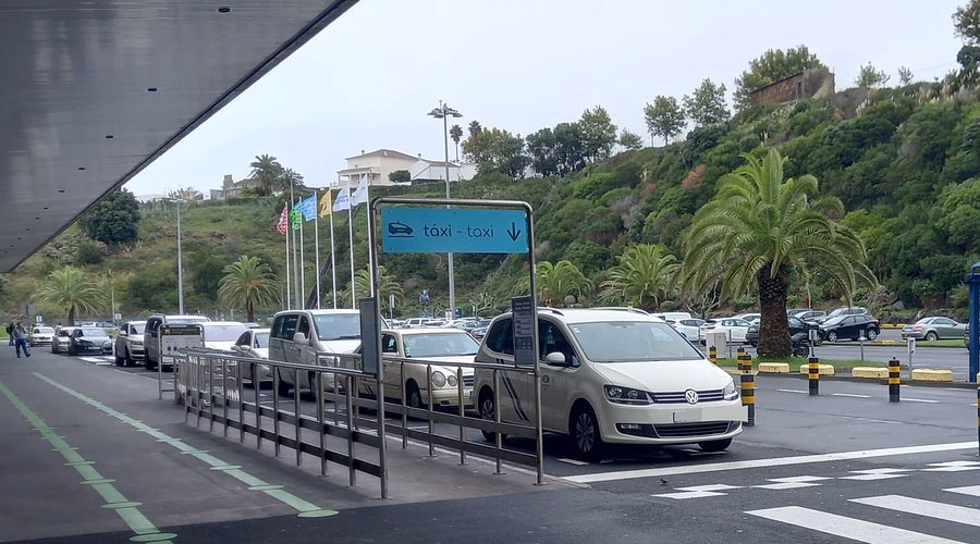 How far is Ponta Delgada from Sete Cidades?