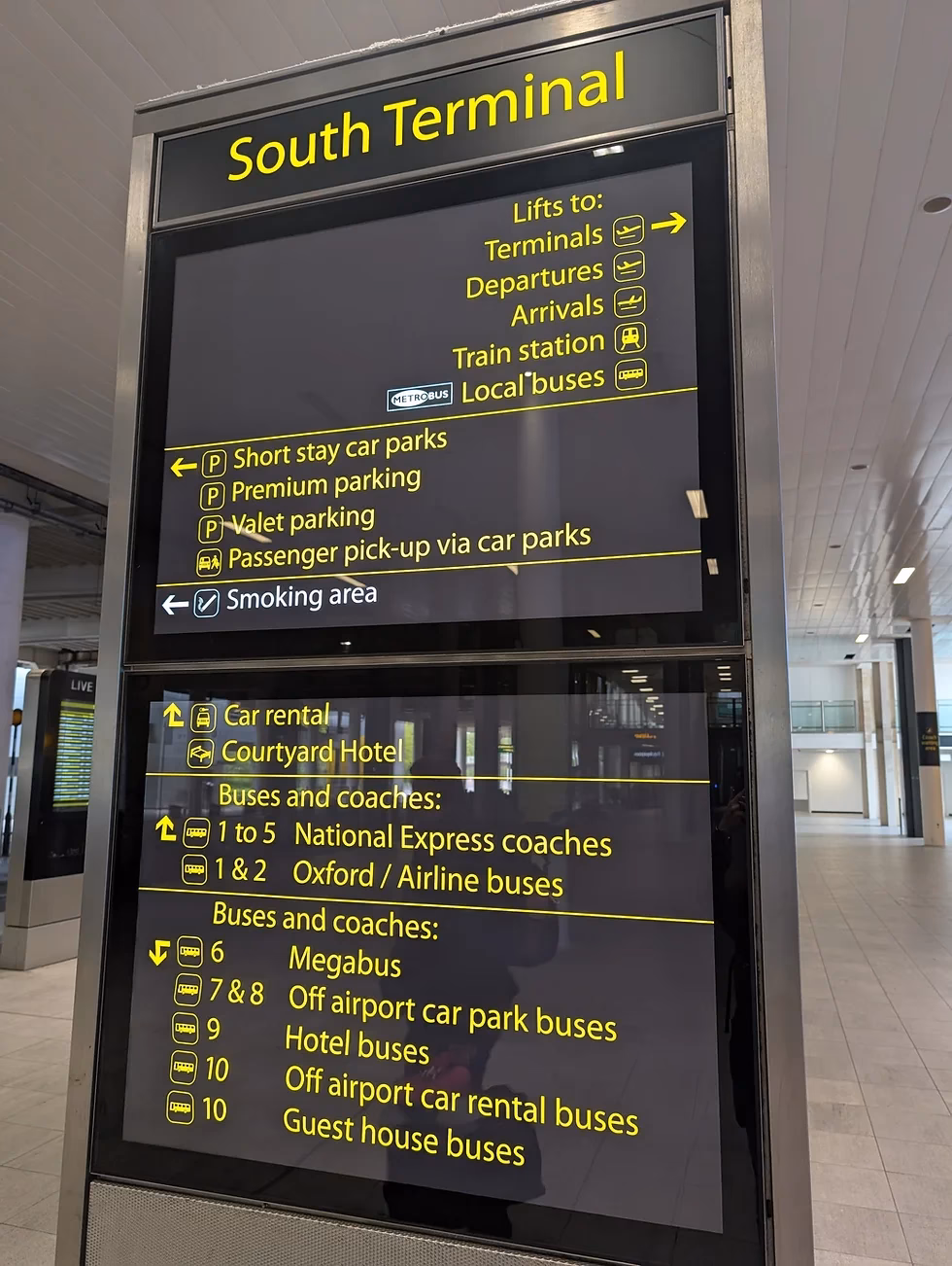 Where can I eat at Courtyard by Marriott London Gatwick Airport?