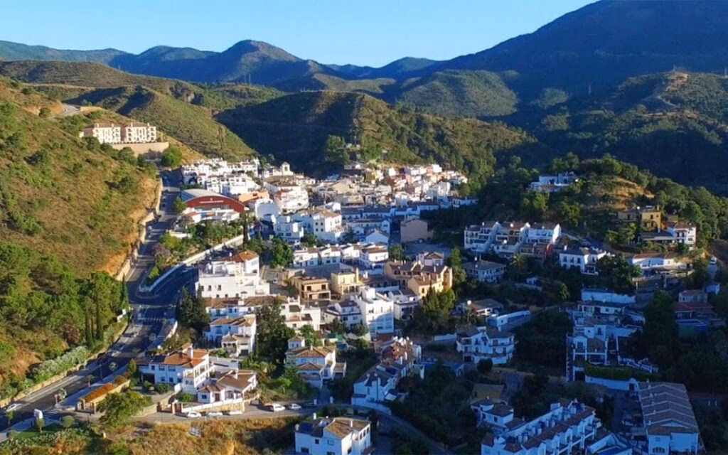 How to get from Malaga Airport to Benahavis?