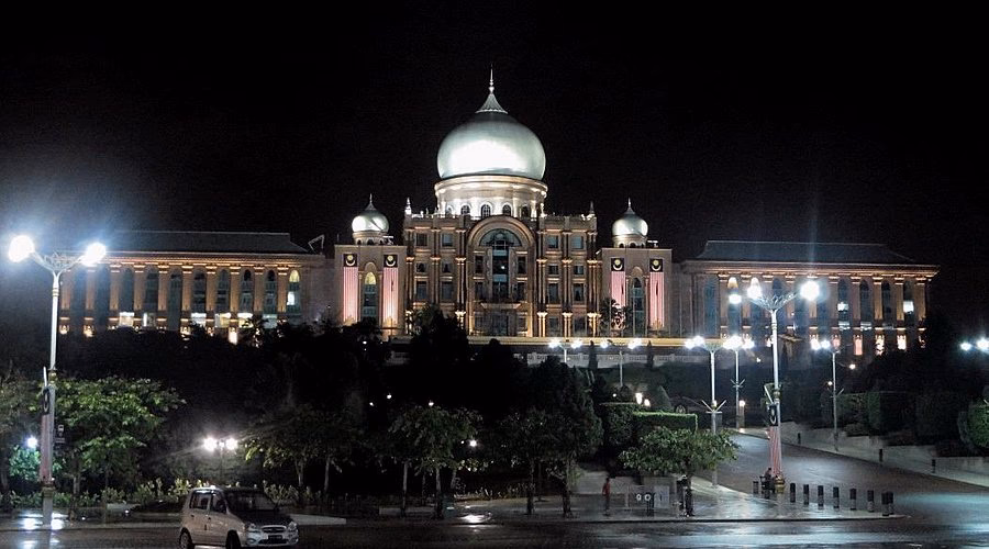 How to get from Kuala Lumpur to Perdana Putra?