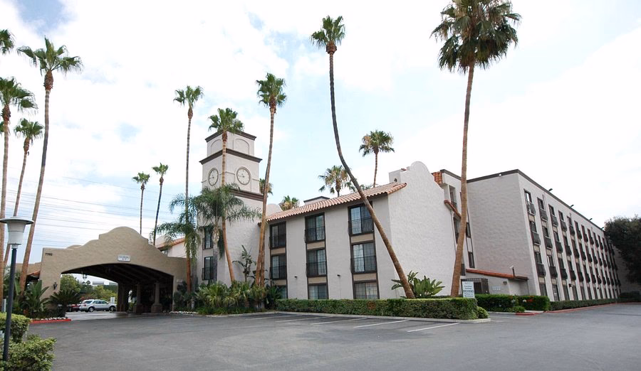 Which Buena Park Hotels offer free parking?