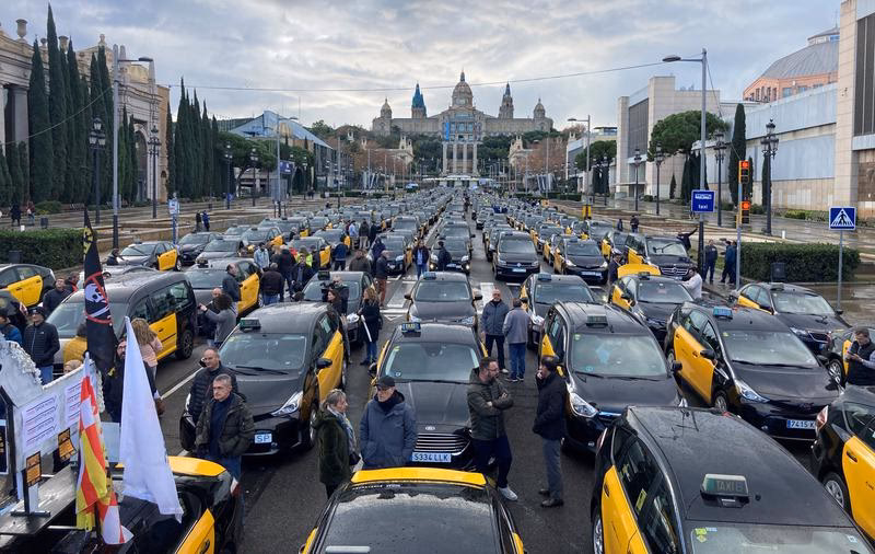 Why did taxi drivers block roads in Paris?