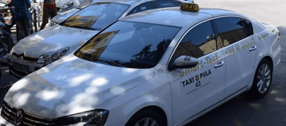 Is there a bus from Pula Airport to Pula?