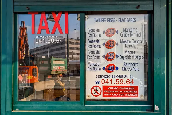 How does the taxi fare calculator Venice work?