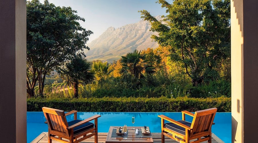 How far is Delaire Graff lodges & spa Stellenbosch from Cape Town?
