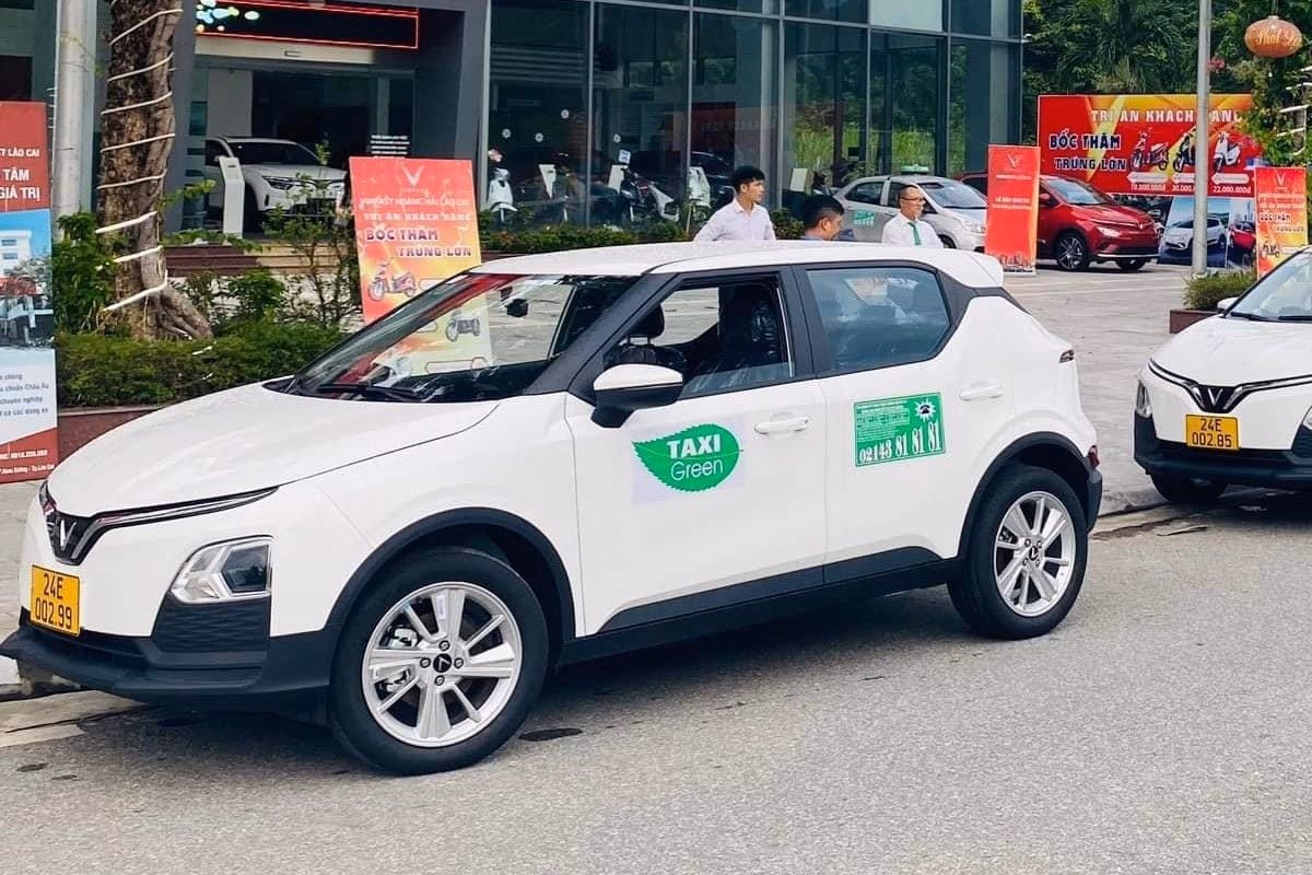 How do I stop a taxi in Sapa?