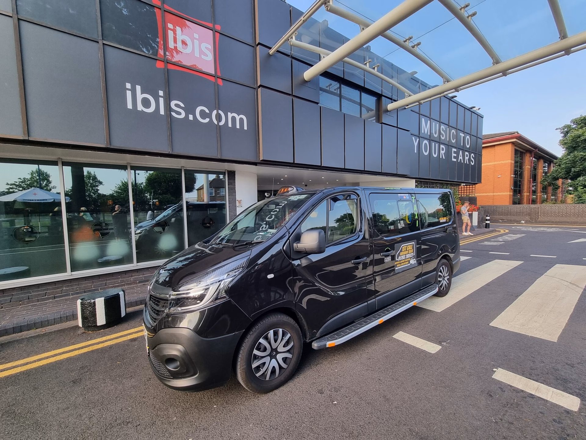 Are there taxis outside of Swindon train station?