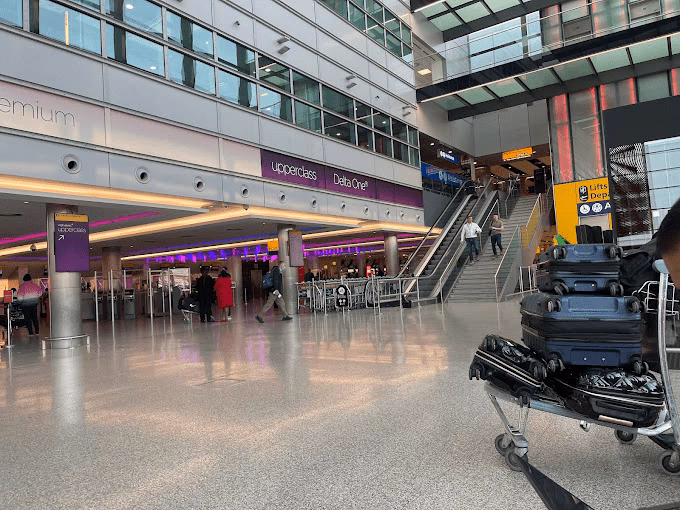 Is there a bus from Heathrow Terminal 5 to Reading?