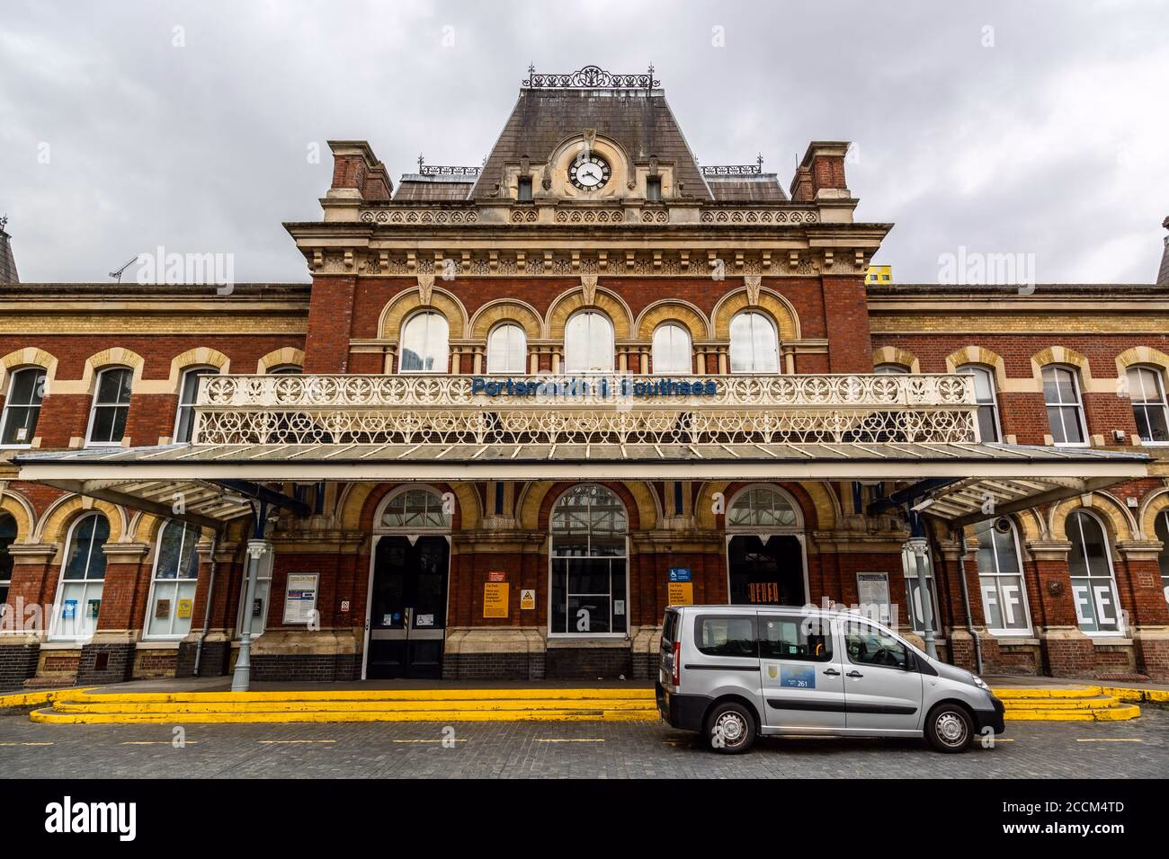 Is there a bus from Portsmouth to Southsea?