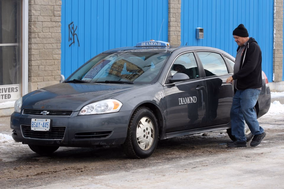 What is the taxi service like at Thunder Bay Airport?