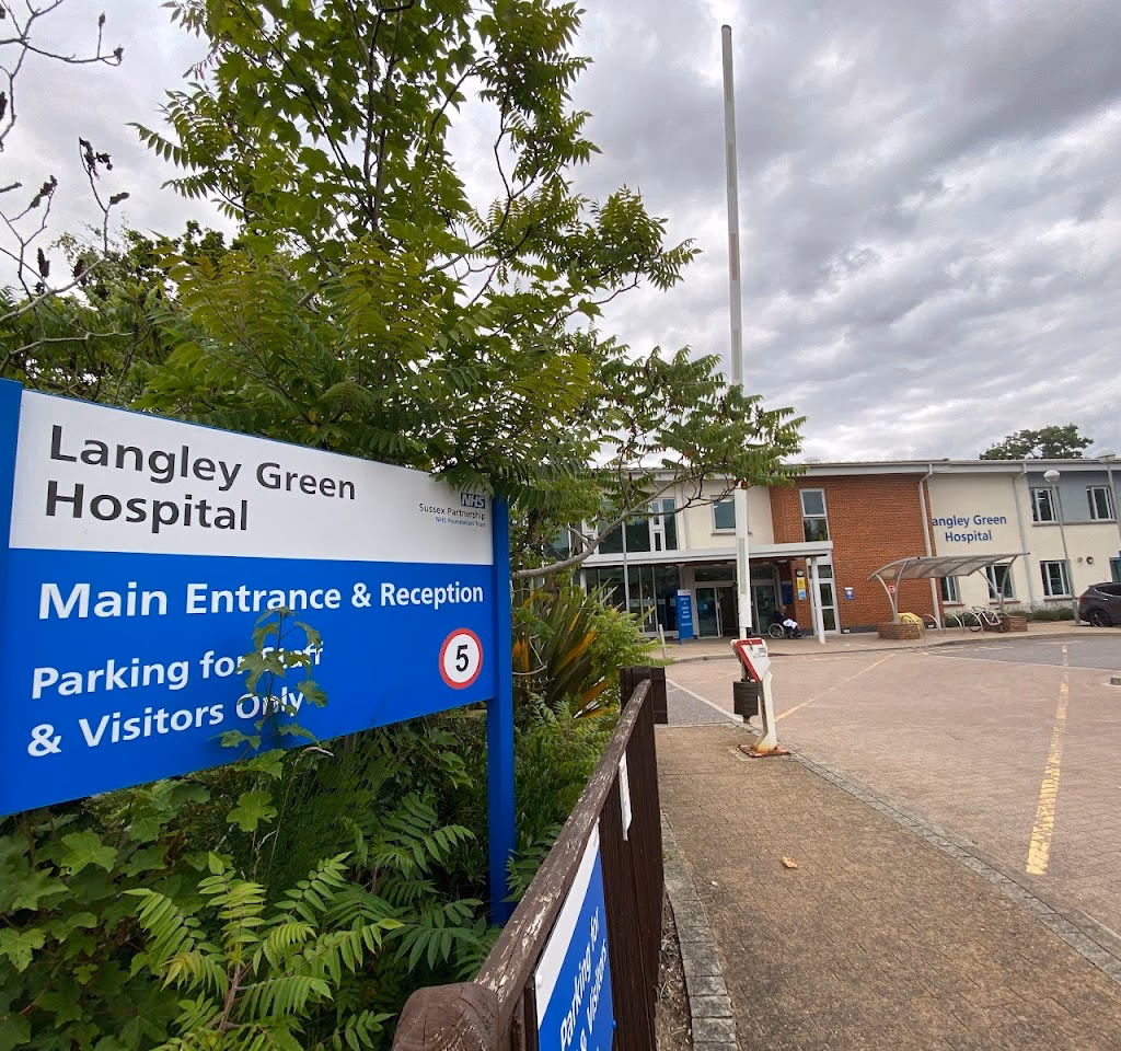 What companies run services between Crawley station & crawly hospital?