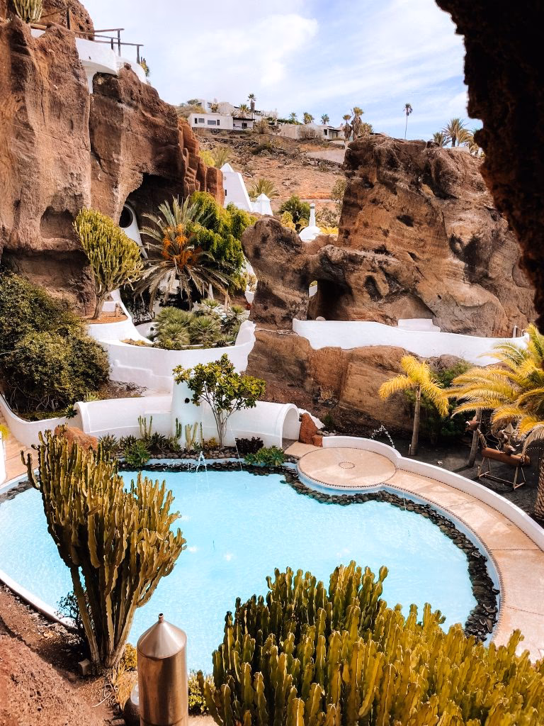 How much is a taxi from Lanzarote Airport to Puerto del Carmen?