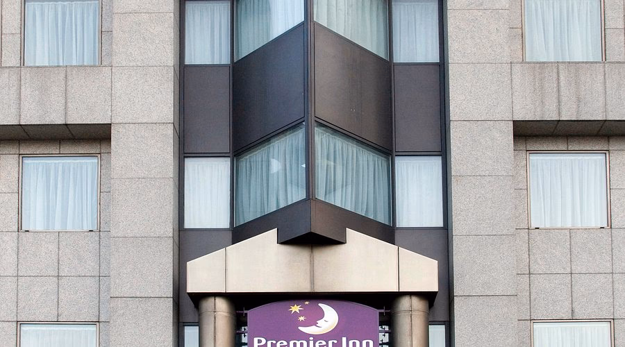 What companies run services between London Victoria & Tower Hill station?