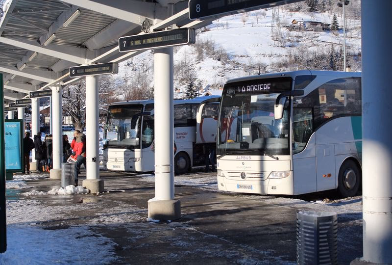 Is there a bus from Bourg St Maurice to Val d'Isère?