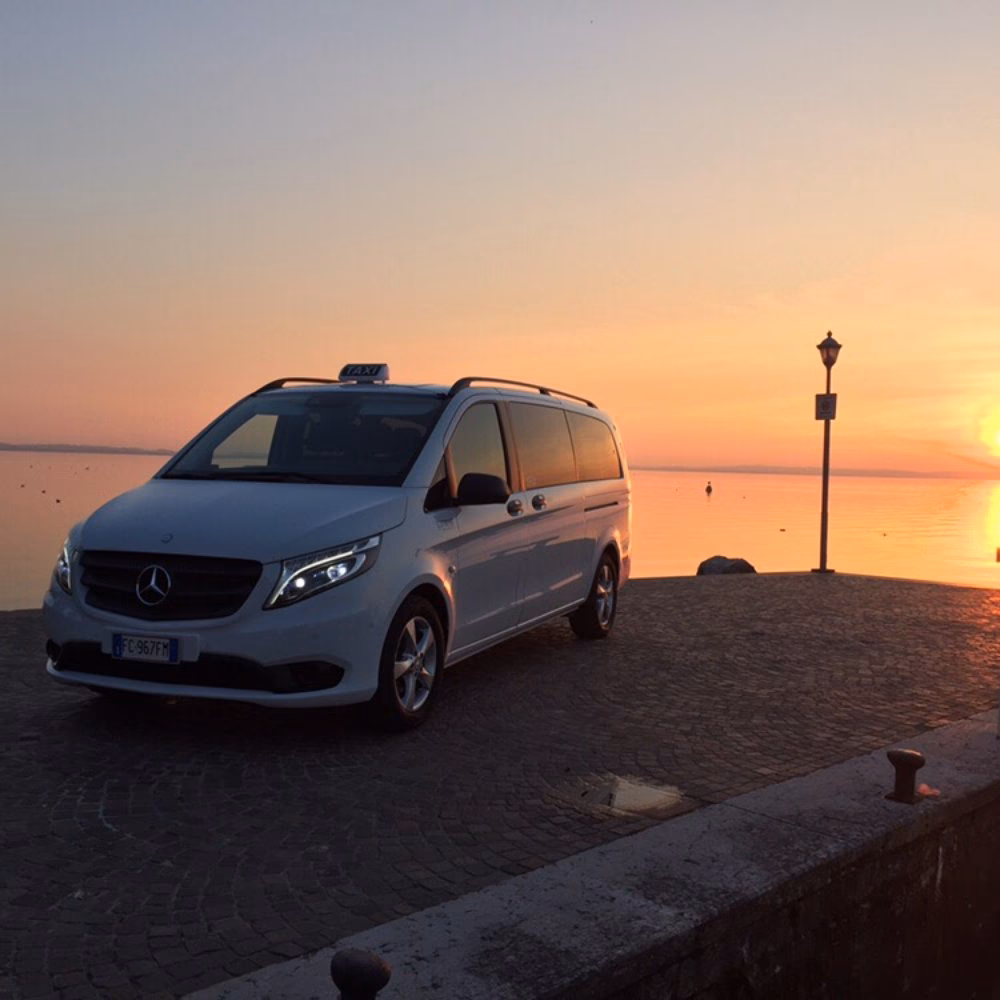 Are taxis available in Lake Garda?