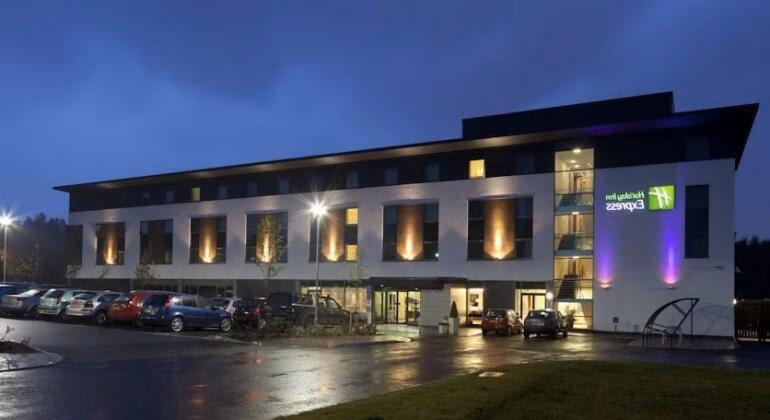 How many rooms does the Holiday Inn Express Burnley have?