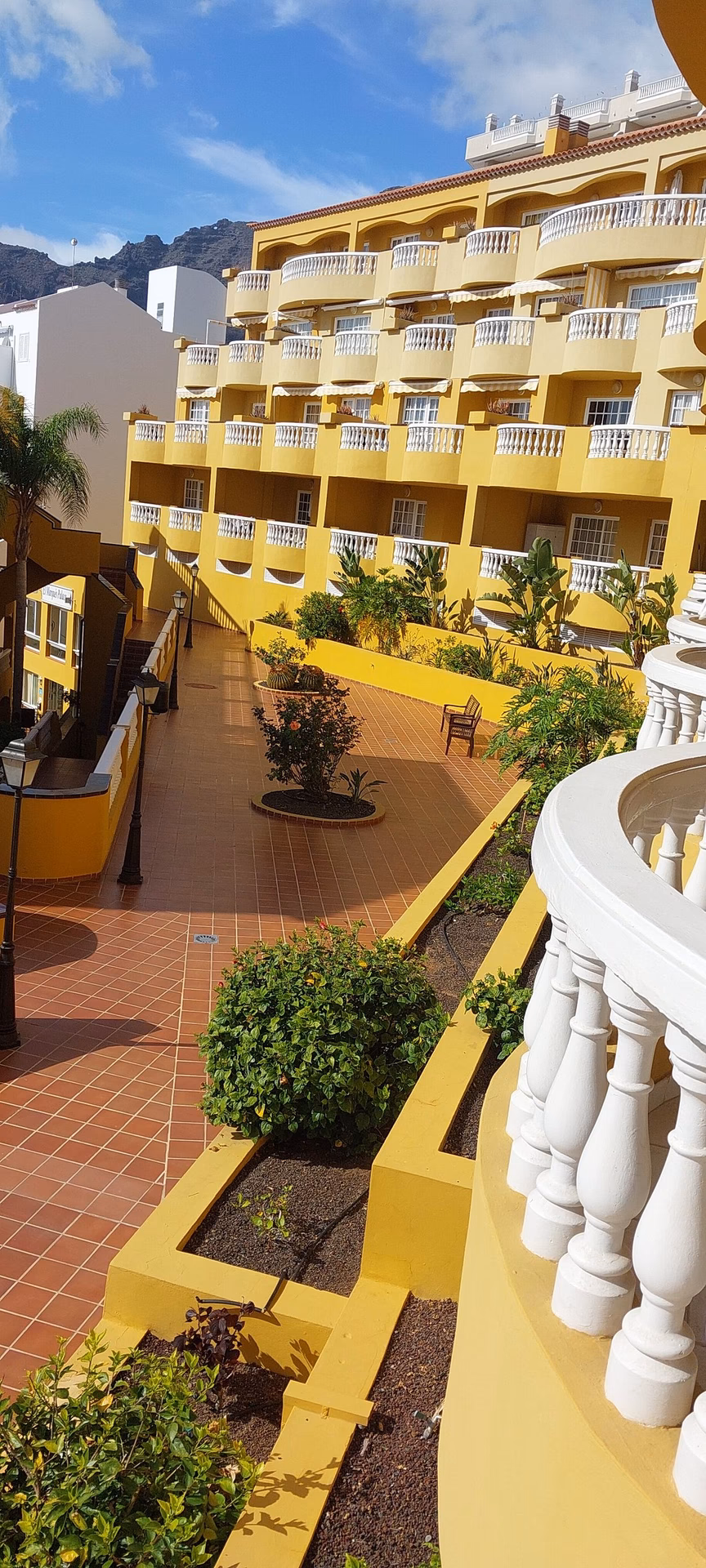 Does El Marques Palace by Intercorp Hotel Group offer airport transportation?