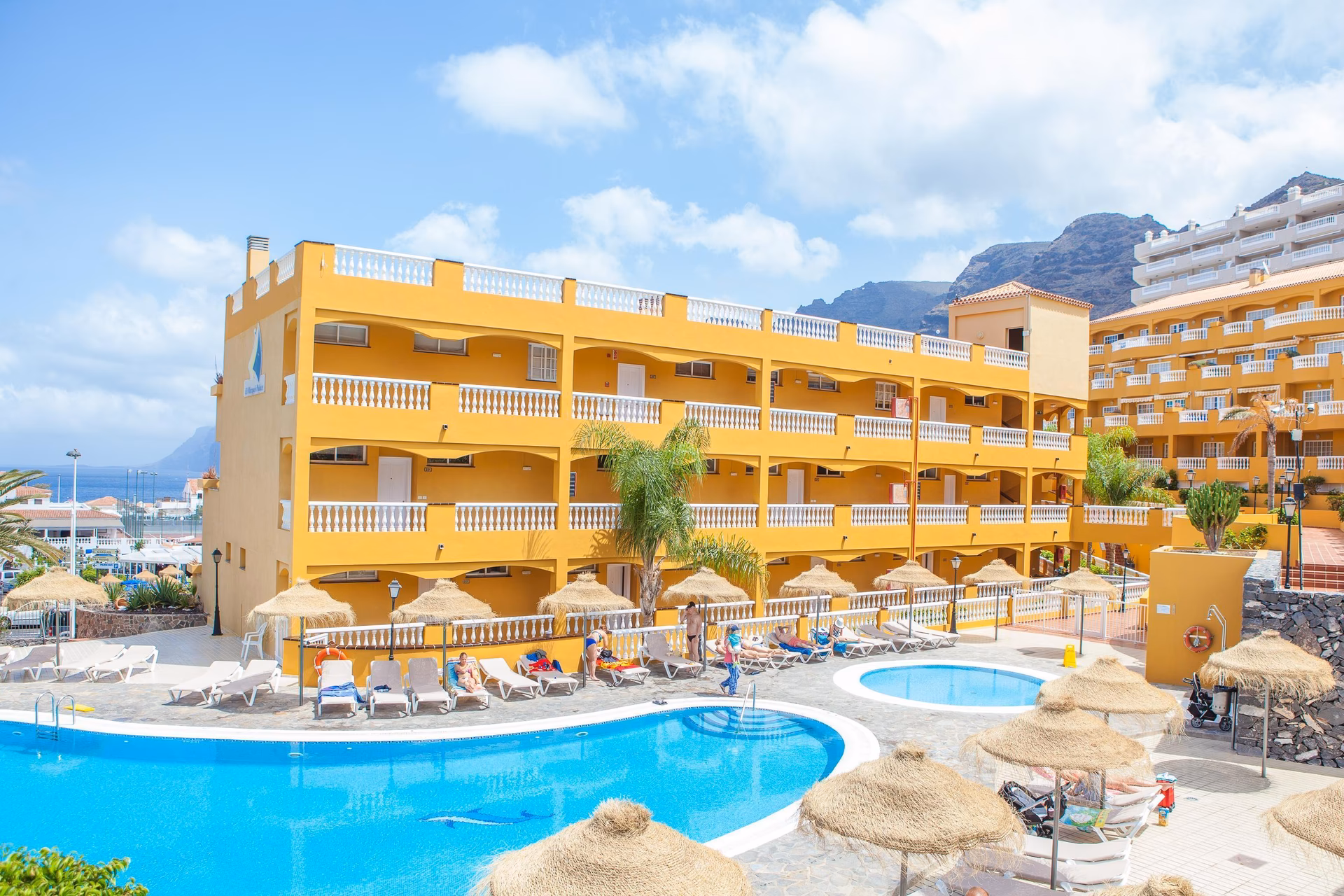 Does El Marques Palace by Intercorp Hotel Group offer airport transportation?