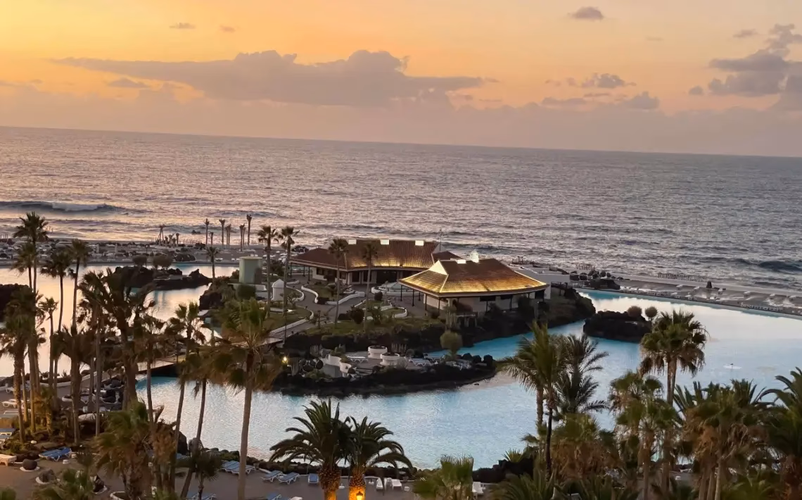 Is there a bus from El Risco to Aeropuerto Norte?