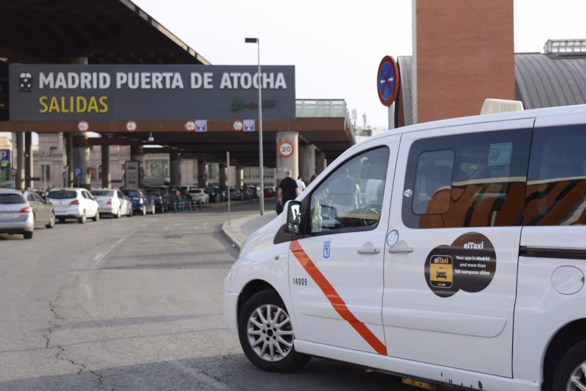 ¿Cómo puedo reservar un traslado desde el aeropuerto a Madrid?