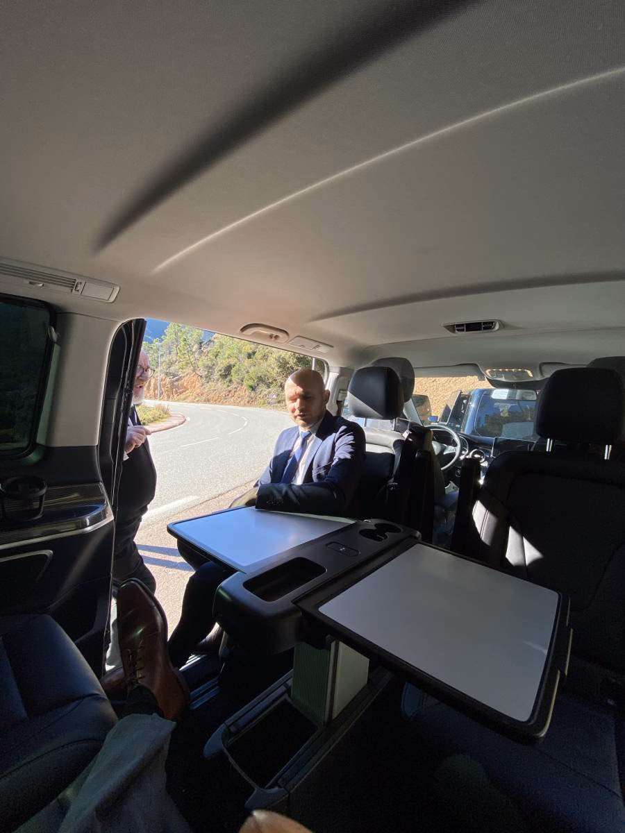 How to get a taxi in Aix-en-Provence?