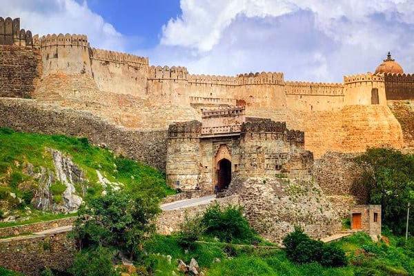 Does Club Mahindra Udaipur offer free parking?