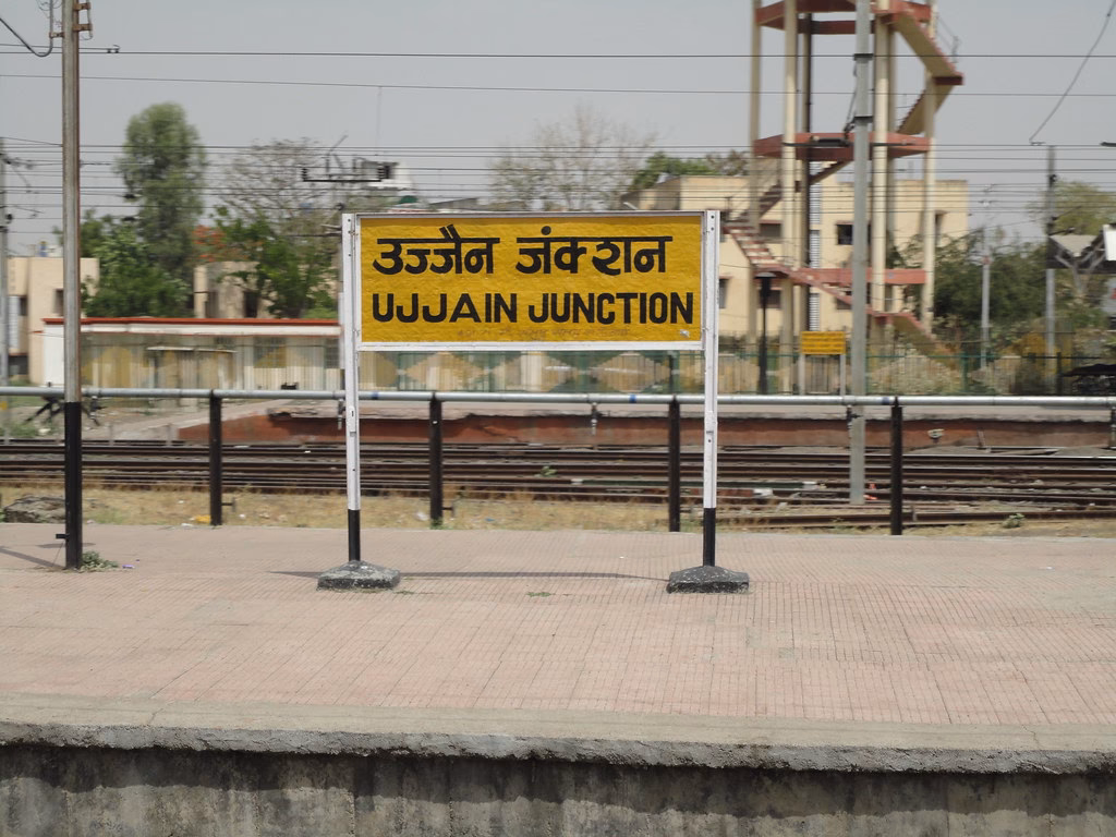 How long is the journey from Ujjain to Omkareshwar temple?