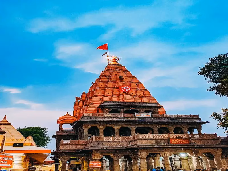 How far is Ujjain railway station from Mahakaleshwar temple?