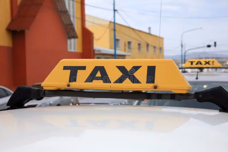 Are taxis in line at Ushuaia airport?