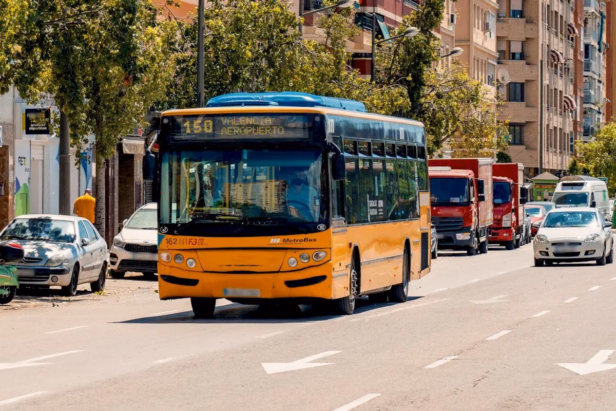 How much does a taxi cost at Valencia Airport?