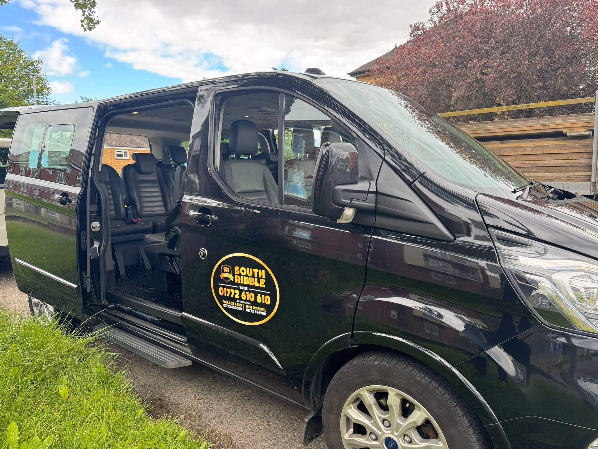 Does Preston's Premier taxi company take credit or debit cards?