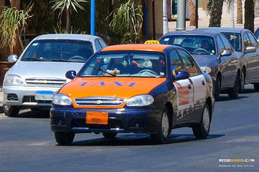 Wie viel kostet ein Taxi von Flughafen Hurghada zum Hotel?