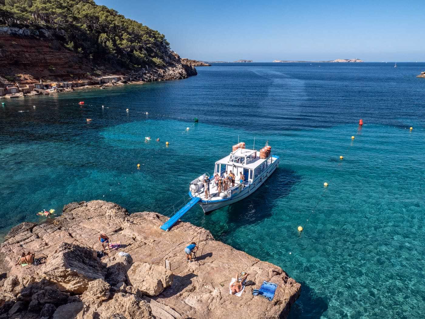 Can you go to Cala Salada on a boat?