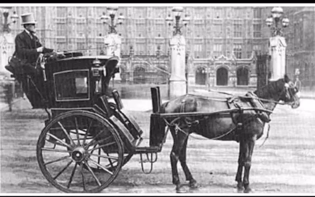 When was the last horse-drawn cab taken out of service?