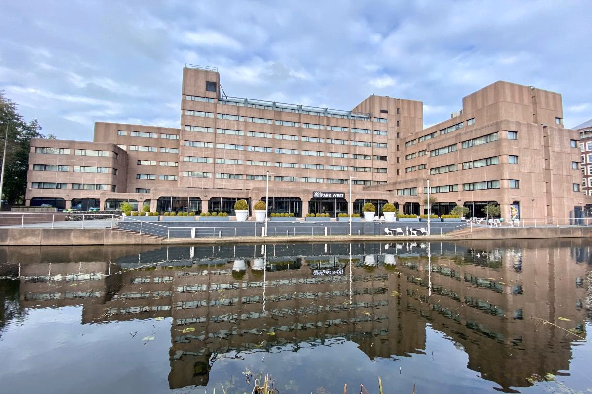 Does XO hotels Park West have a receptionist?