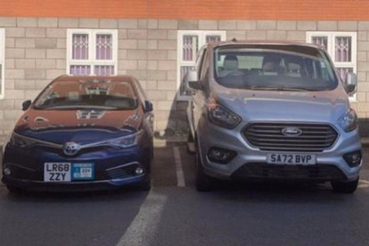 How do I contact a zoom taxi?